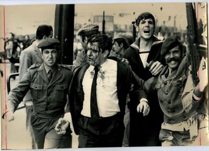null Portugal Révolution des oeillets: sept photographies, 1974-1975. Tirages argentiques...