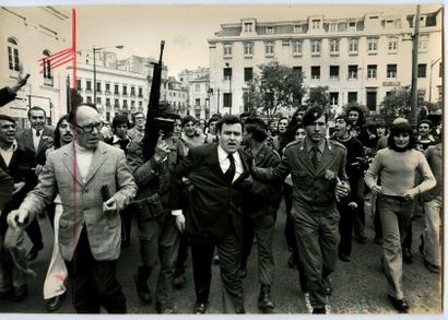 null Portugal Révolution des oeillets: sept photographies, 1974-1975. Tirages argentiques...