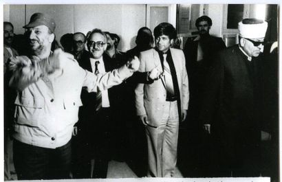 Yasser Arafat Quatre photographies, 1970-1980. Tirages argentiques d'époque, environ...