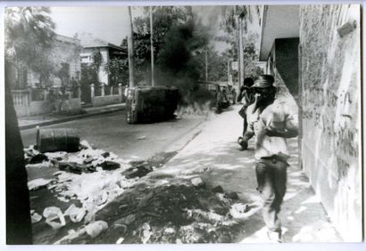 PATRICK SICCOLI El Salvador, 1980. Onze photographies: Emeutes, cadavres, scènes...