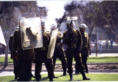 PATRICK SICCOLI Chili, 1983. Dix photographies: manifestations, répression par la...