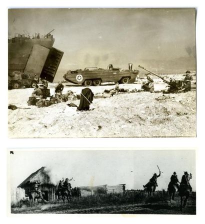 null Deuxième Guerre mondiale. Treize photographies, tirages argentiques d'époque....