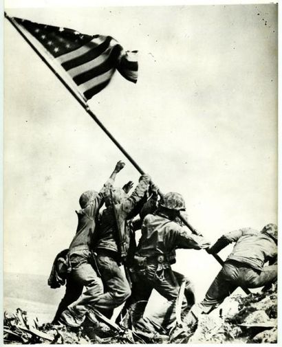 JOE ROSENTHAL (1911-2006) Reasing the flag on Iwo Jima, 23 février 1945. Tirage argentique...