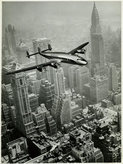 Roger SCHALL (1904-1995) Avion au dessus de New-York, photomontage, vers 1950. Tirage...