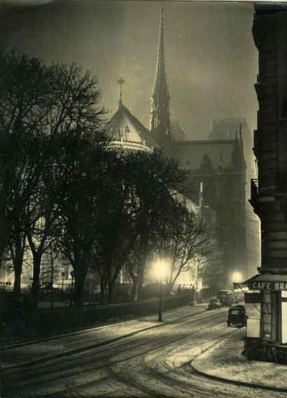 Albert MONIER Notre-Dame de Paris, la nuit, 1953. Tirage argentique d'époque, 29,7...