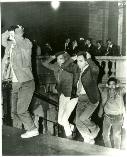 null FLN, Paris, massacre du 17 octobre 1961. Arrestations d'Algériens dans une station...