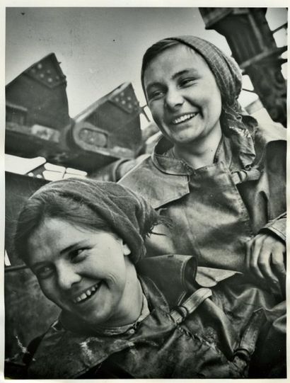 null URSS. Deux travailleuses, 1960. Tirage argentique d'époque, 21,7 x 16,4 cm sur...