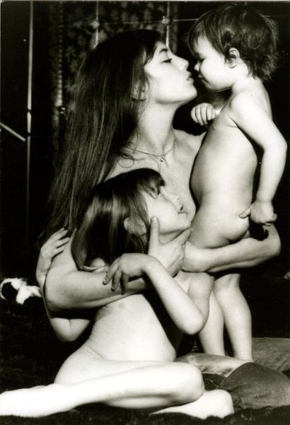 GIANCARLO BOTTI (NÉ EN 1931) Jane Birkin et ses enfants, vers 1975. Tirage argentique...