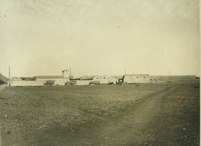 null Autobus Oranais, Algérie. Six photographies des bus et des ateliers, vers 1920....