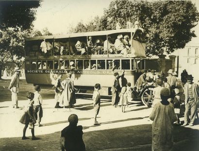 null Autobus Oranais, Algérie. Six photographies des bus et des ateliers, vers 1920....