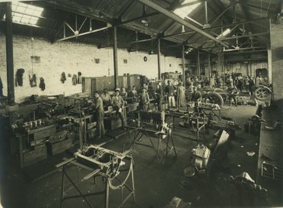 null Autobus Oranais, Algérie. Six photographies des bus et des ateliers, vers 1920....