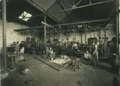 null Autobus Oranais, Algérie. Six photographies des bus et des ateliers, vers 1920....