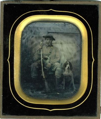 null Chasseur et son chien, 1861. Ambrotype d'époque, à vue 10 x 7,7 cm dans un montage...