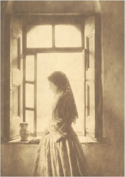 Frédéric BOISSONNAS Femme devant sa fenêtre à Andritzéna, Péloponèse, vers 1910....