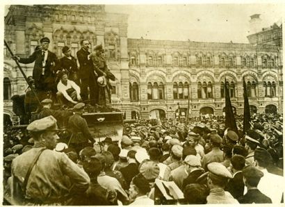 null Lev Kamenev (1883-1936) s'adressant à la foule à Moscou, vers 1918. Tirage argentique...