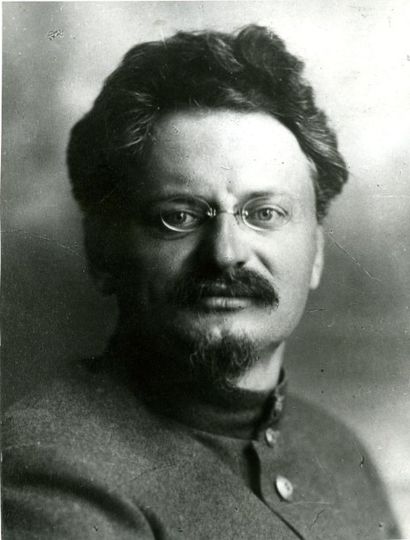 null Léon Trotski, portrait 1918. Tirage argentique de 1929, 22,6 x 17 cm sur feuille...