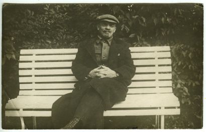 null Lénine à Gorki, août 1922. Tirage argentique d'époque, 8,8 x 13,9 cm. Au dos,...