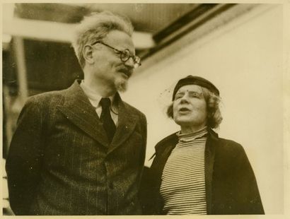 null Léon Trotski et son épouse, Natalia Sedova, mai 1940. Tirage argentique d'époque,...