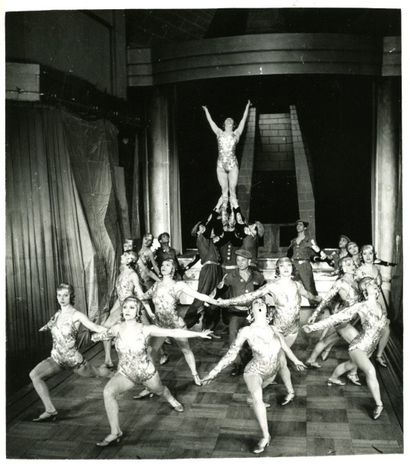 TABARIN Douze photographies de scènes de cabaret et nus féminins, vers 1950. Tirages...