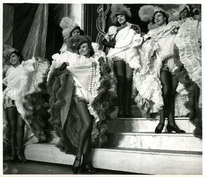 TABARIN Douze photographies de scènes de cabaret et nus féminins, vers 1950. Tirages...