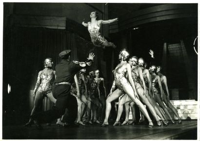 TABARIN Douze photographies de scènes de cabaret et nus féminins, vers 1950. Tirages...