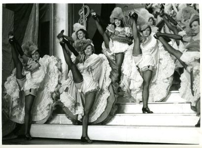 TABARIN Douze photographies de scènes de cabaret et nus féminins, vers 1950. Tirages...