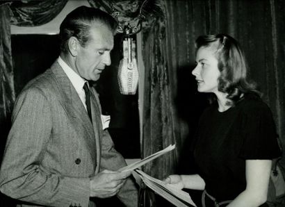 Gary Cooper et Ingrid Bergman, vers 1945 Tirage argentique d'époque, 27 x 35,3 cm....