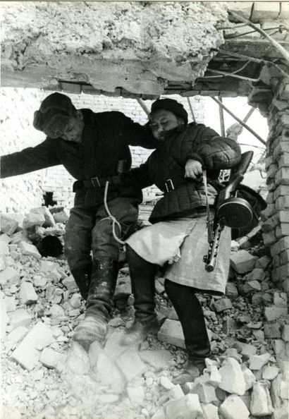 Stalingrad, vers 1942 Infirmière évacuant un soldat soviétique blessé. Tirage argentique...
