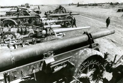 Stalingrad, 1942-1943 Cinq tirages argentiques d'époque, environ 18 x 24 cm collés...