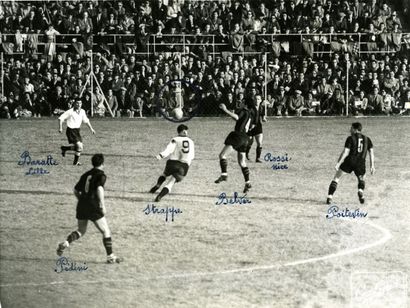 null Football Niçois. Onze photographies du club et de l'amical des supporters, 1950-1954....