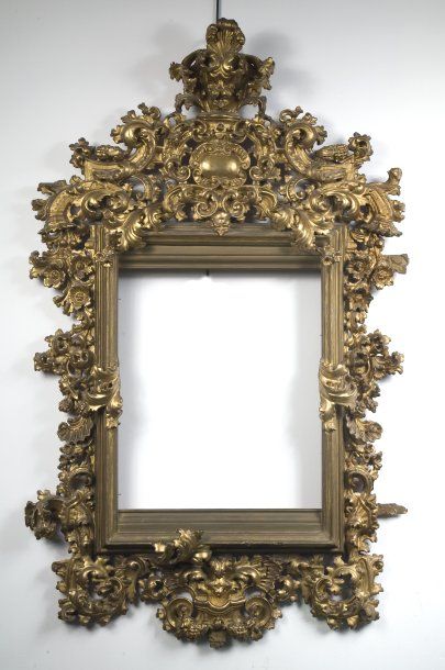 null Grand cadre en bois doré et sculpté du XIXème s., de style baroque
D'un ensemble...