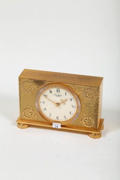 null HOUR LAVIGNE 	Pendule de cheminée rectangulaire en laiton doré et ciselé, 22.8cm...