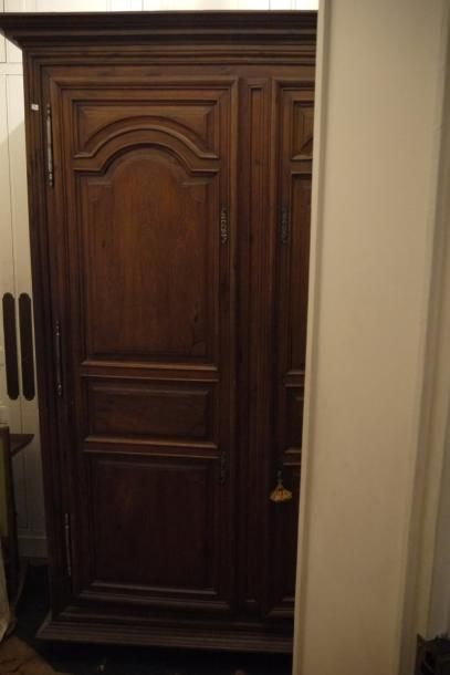 null Importante armoire en chêne, ouvrant par deux portes en bois sculpté, cintrées,...