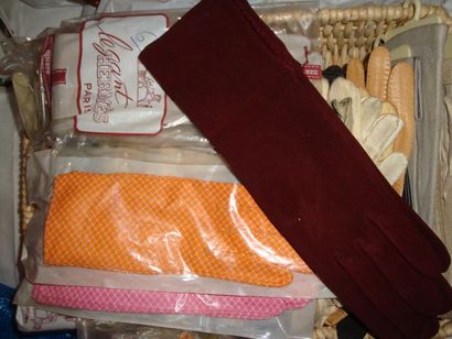 null Important lot de gants de femme en cuir, pécari, laine, dont HERMES, CHRISTIAN...