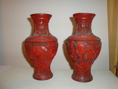 null Paire de vases balustres en laque à décor de paysages animés, XXe siècle, hauteur:...