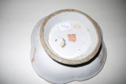CHINE FIN XIXE SIECLE, DEBUT XXE SIECLE Lot de six porcelaines dont une paire d'assiettes...