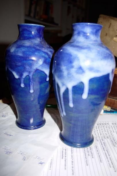 null Paire de vases balustres en céramique émaillée bleue à coulure, porte la marque...