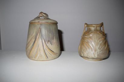 DENBAC Vase couvert en céramique émaillée à décor de coulure sur fond gris beige,...