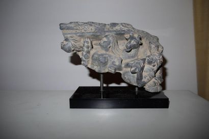 null ART GRECO-BOUDIQUE DU GANDHARA, IIIe - IVe siècle Fragment de relief en chiste...