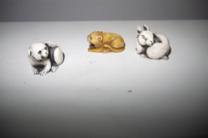 JAPON XXE SIECLE Trois netsukés en ivoire représentant chien, lapin et lion, sig...