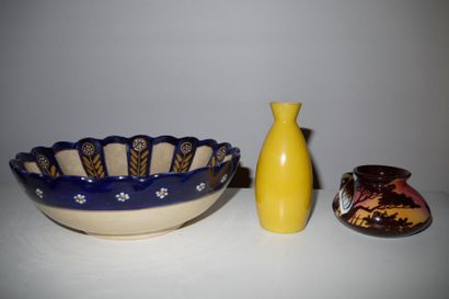 null Lot de céramiques: coupe signée "QUIMPER HB", un petit vase moderne et une coupelle...
