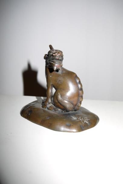 JAPON vers 1900 Sujet en bronze à patine brune représentant un kirin, hauteur: 8,5...