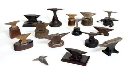null Ensemble de quinze maquettes miniatures d'enclumes en acier ou bronze dont une...