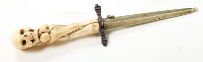 null Okimono en ivoire monté en dague. XIXe siècle. L. 24.8cm Spécimen en ivoire...