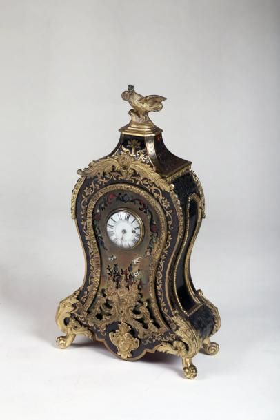 null Porte-montre en marquéterie de laiton avec pieds, appliques et coq en bronze...