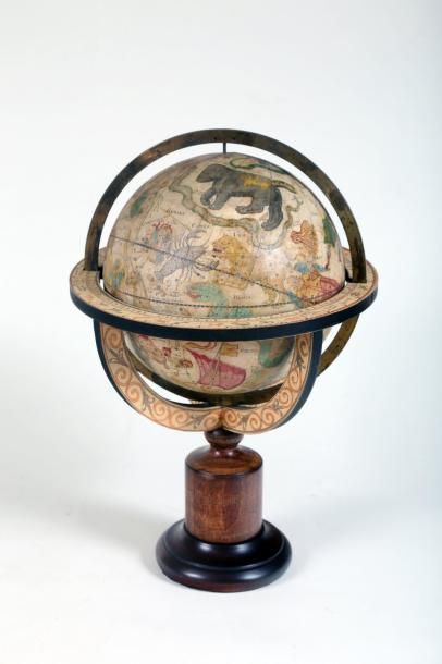 null Globe céleste monté sur une sphère de bois ou de métal, les fuseaux imprimés...