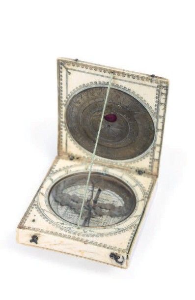 null Cadran solaire diptyque azimutal-magnétique en ivoire, non-signé, vers 1670;
Face...