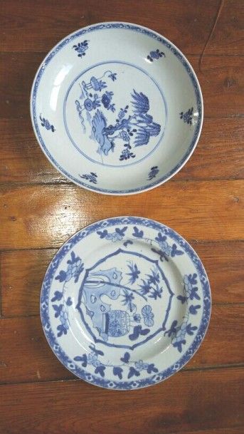COMPAGNIE DES INDES Deux assiettes "bleu blanc" de Chine. Début du XXème s.