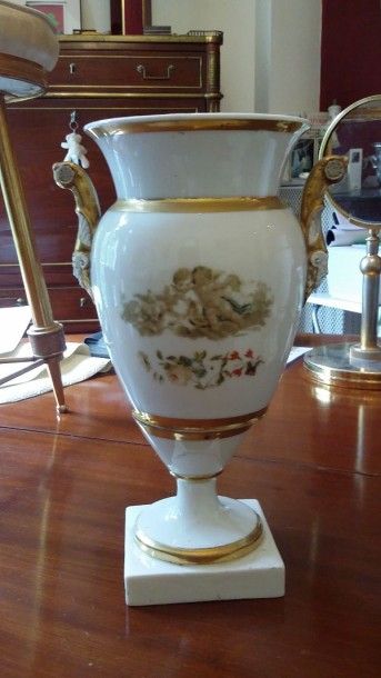 null Paire de vases balustre en porcelaine blanche, filets or et décor floral décalcomanié...