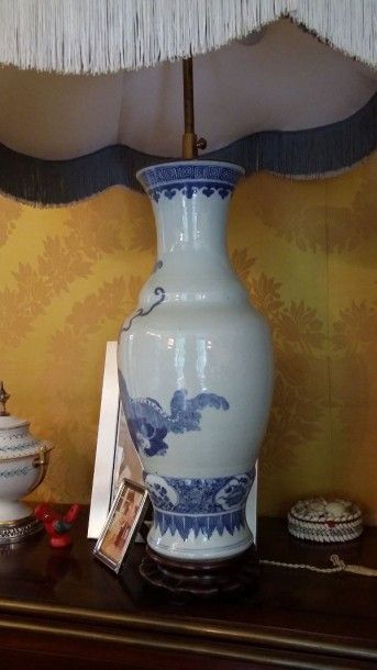 null Grand vase à col cintré, en porcelaine bleu-blanc de Chine. Monté en lampe....